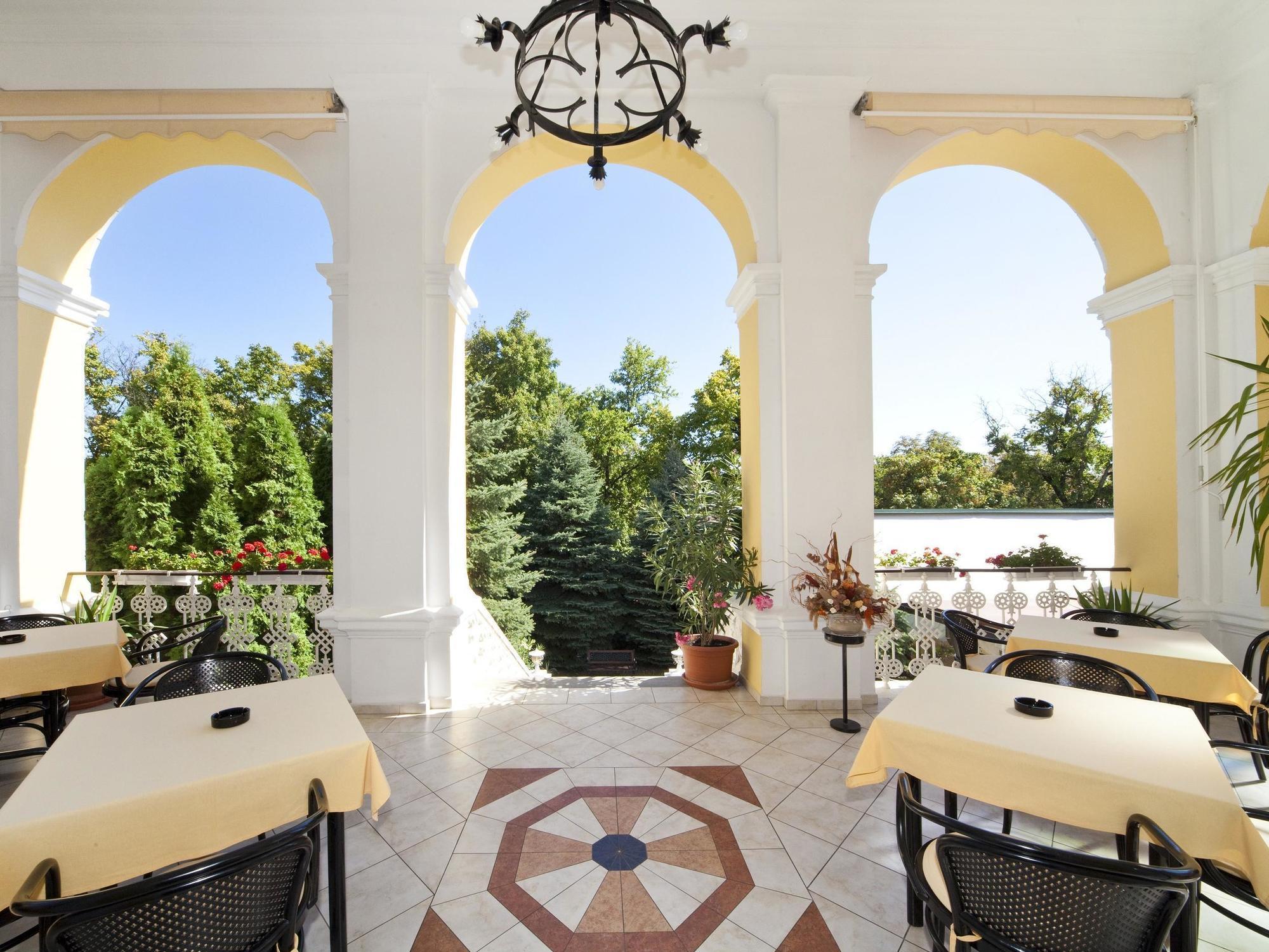 Hotel Astoria Balatonfured Bagian luar foto
