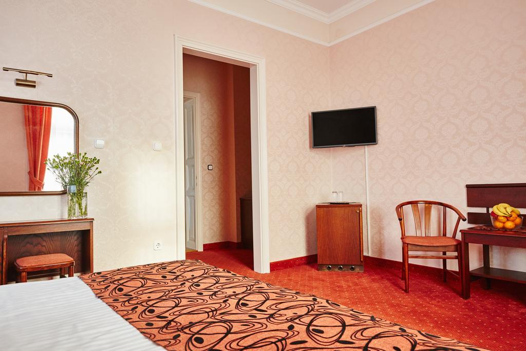 Hotel Astoria Balatonfured Bagian luar foto