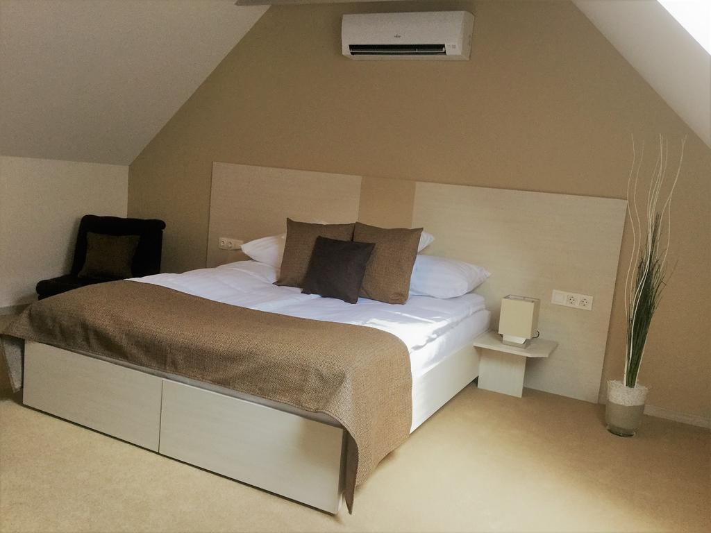 Hotel Astoria Balatonfured Bagian luar foto