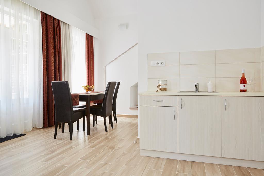 Hotel Astoria Balatonfured Bagian luar foto