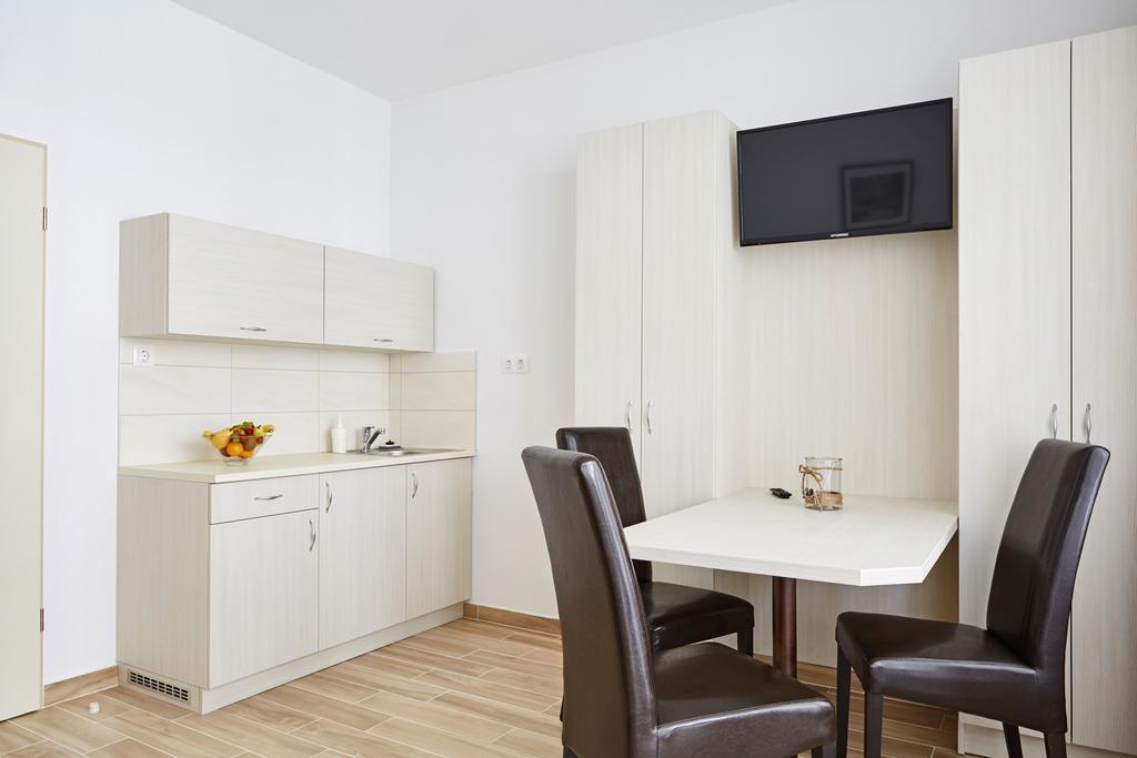 Hotel Astoria Balatonfured Bagian luar foto