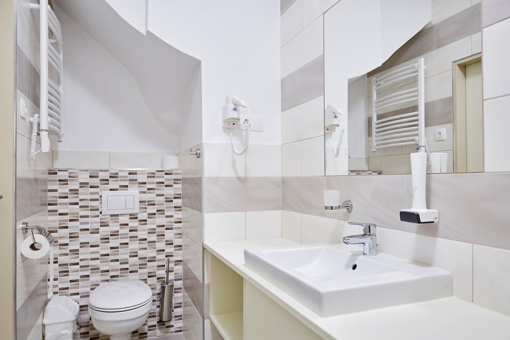 Hotel Astoria Balatonfured Bagian luar foto