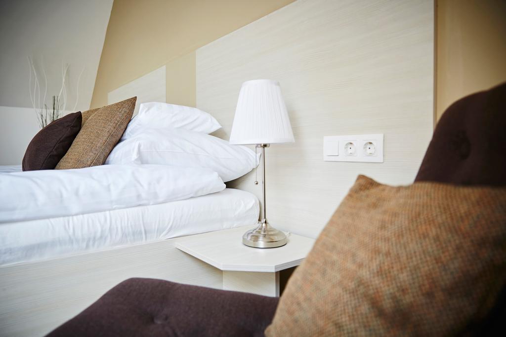 Hotel Astoria Balatonfured Bagian luar foto