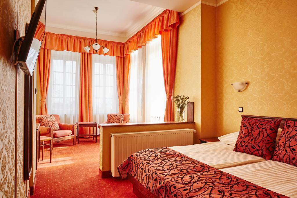 Hotel Astoria Balatonfured Bagian luar foto
