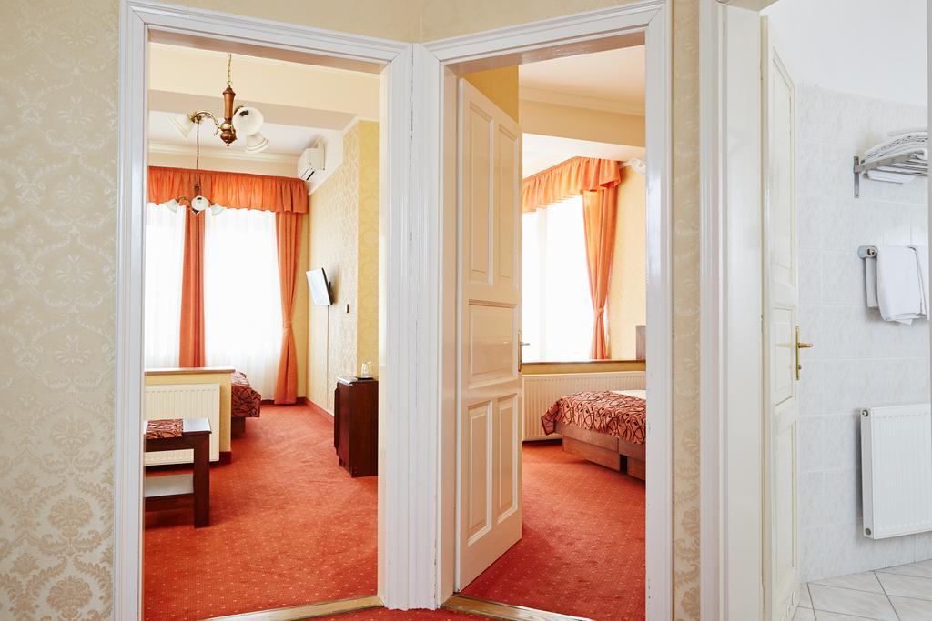 Hotel Astoria Balatonfured Bagian luar foto