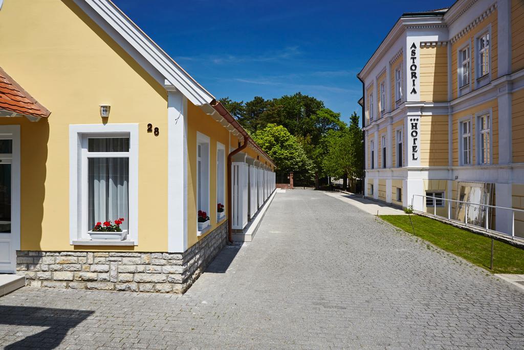 Hotel Astoria Balatonfured Bagian luar foto