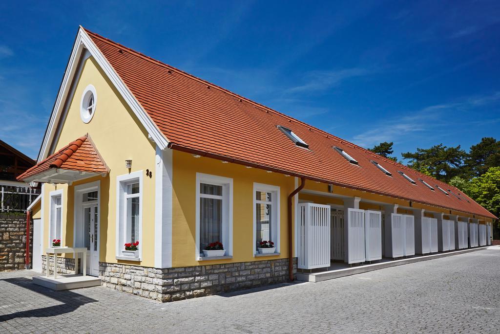 Hotel Astoria Balatonfured Bagian luar foto