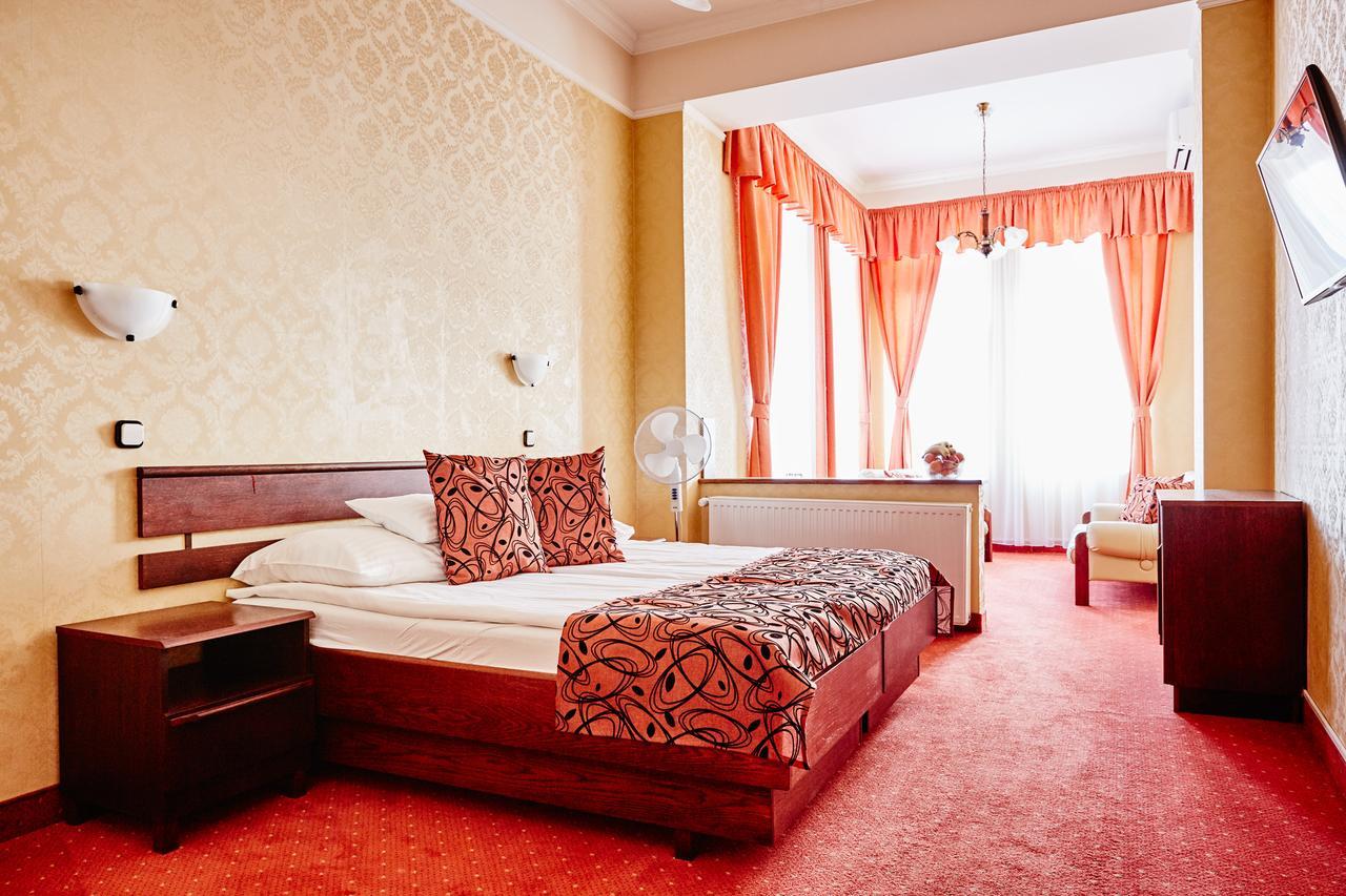 Hotel Astoria Balatonfured Bagian luar foto